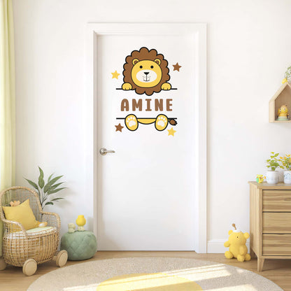Stickers animaux prénom Lion sur porte blanche. Décoration murale chambre enfant au Maroc, thème safari.
