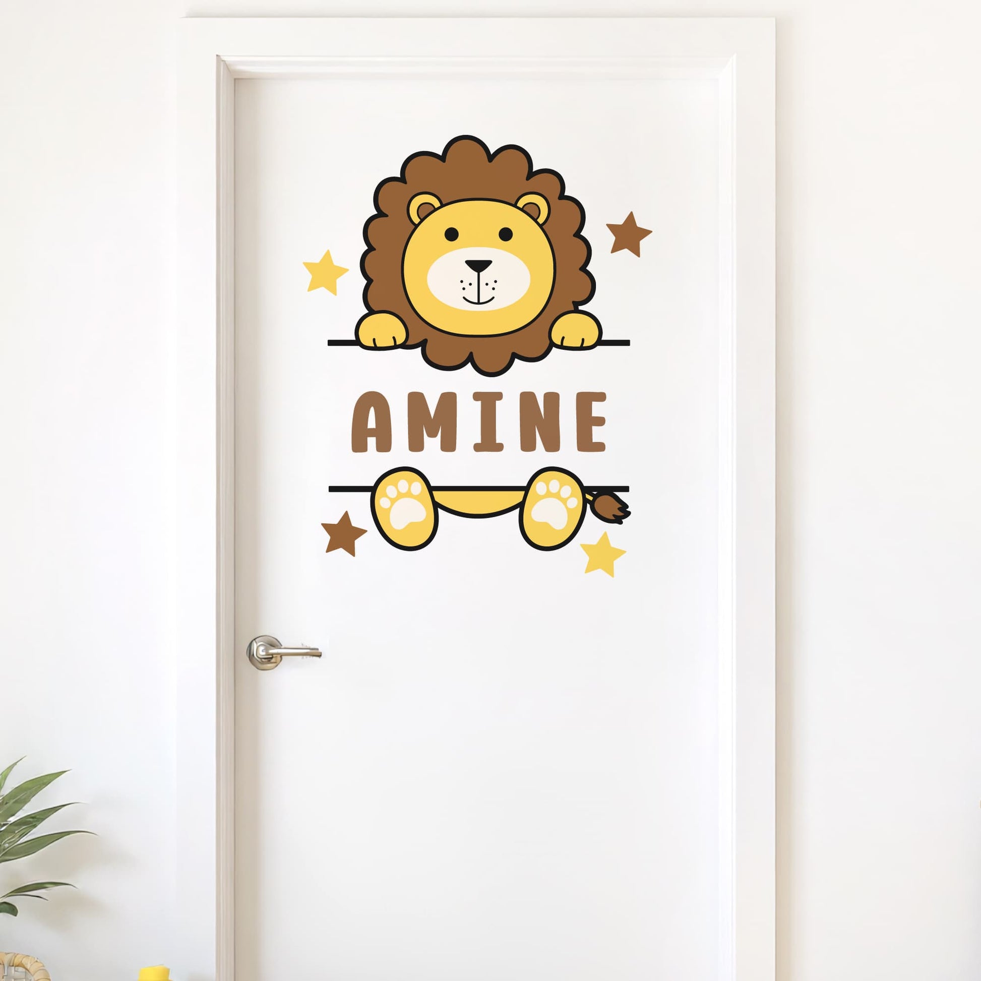 Gros plan sur le sticker prénom personnalisé Lion sur une porte. Décoration porte de chambre d'enfant au Maroc.