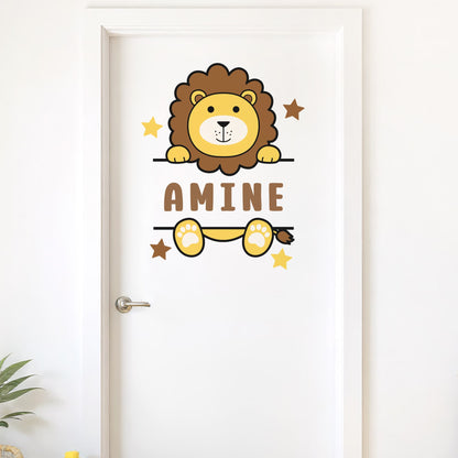Gros plan sur le sticker prénom personnalisé Lion sur une porte. Décoration porte de chambre d'enfant au Maroc.