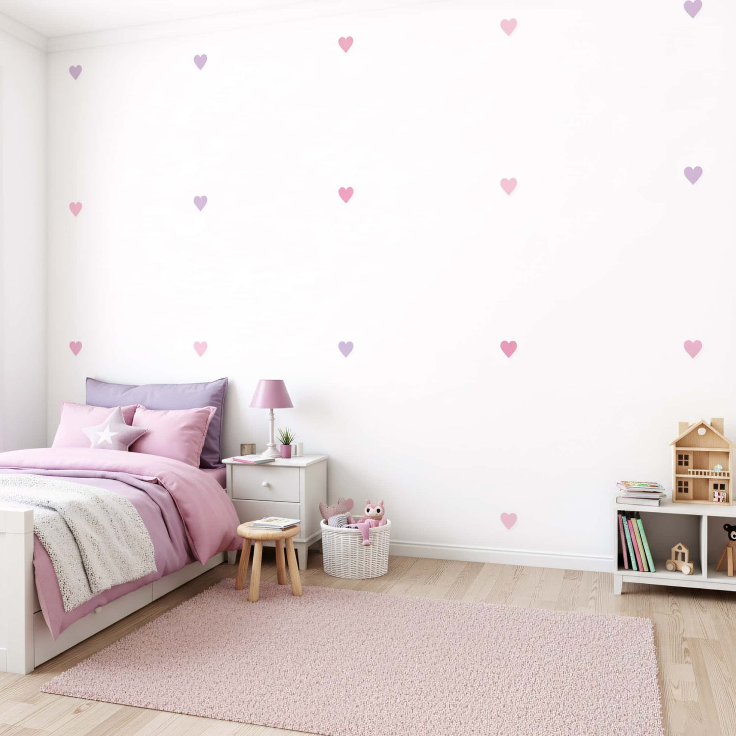 Une chambre enfant décorée avec des stickers cœurs rose bonbon, une décoration murale tendre et douce au Maroc.