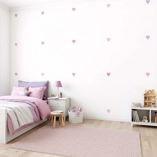 Une chambre enfant décorée avec des stickers cœurs rose bonbon, une décoration murale tendre et douce au Maroc.
