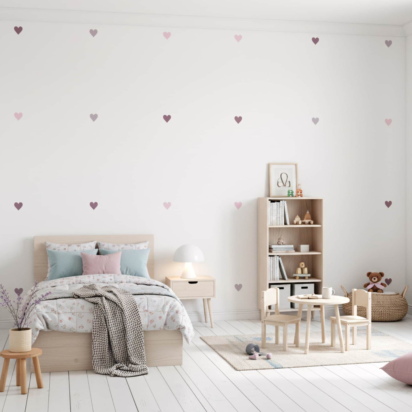Stickers cœurs teintes violet sur un mur blanc, créant une décoration murale élégante et apaisante pour une chambre d'enfant au Maroc.