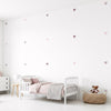 Décoration murale de chambre d'enfant avec des stickers cœurs teintes violet, ajoutant une touche douce et romantique à l'espace de repos au Maroc.