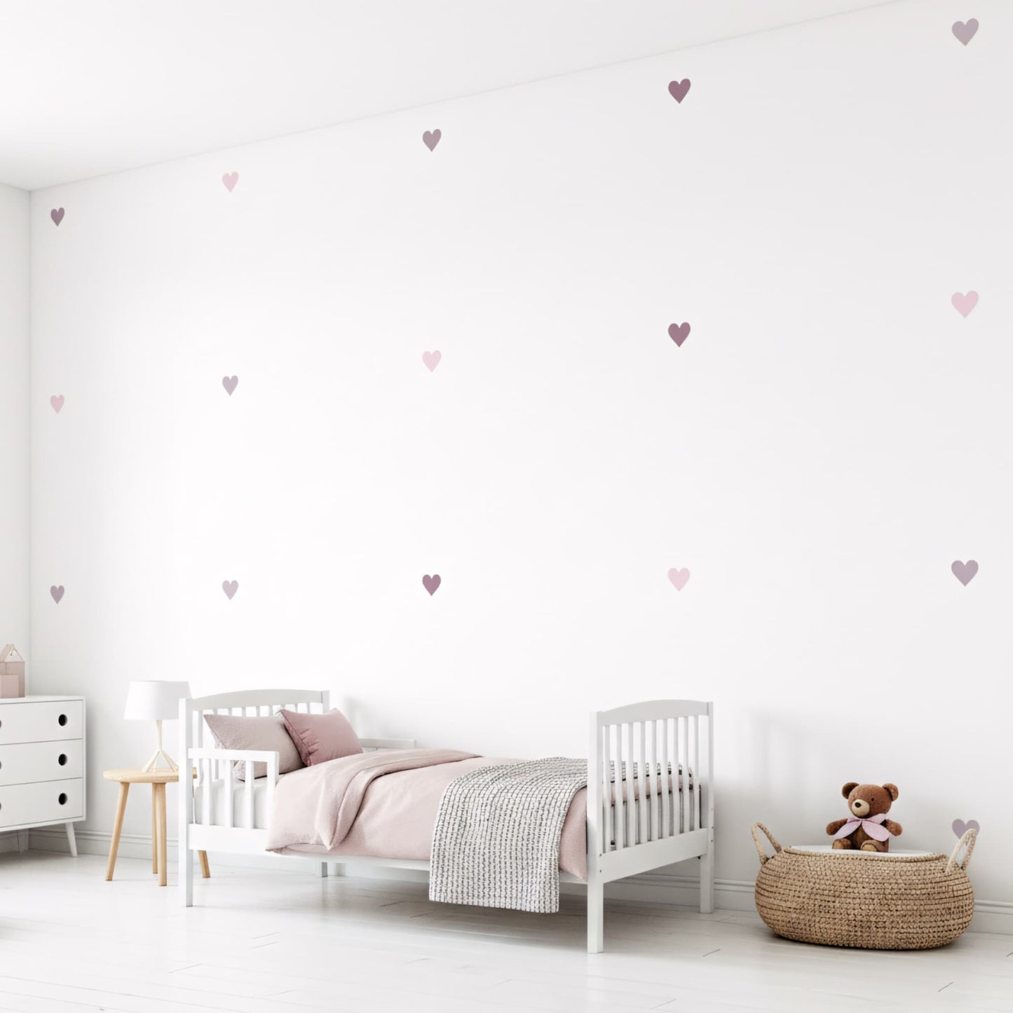 Décoration murale de chambre d'enfant avec des stickers cœurs teintes violet, ajoutant une touche douce et romantique à l'espace de repos au Maroc.
