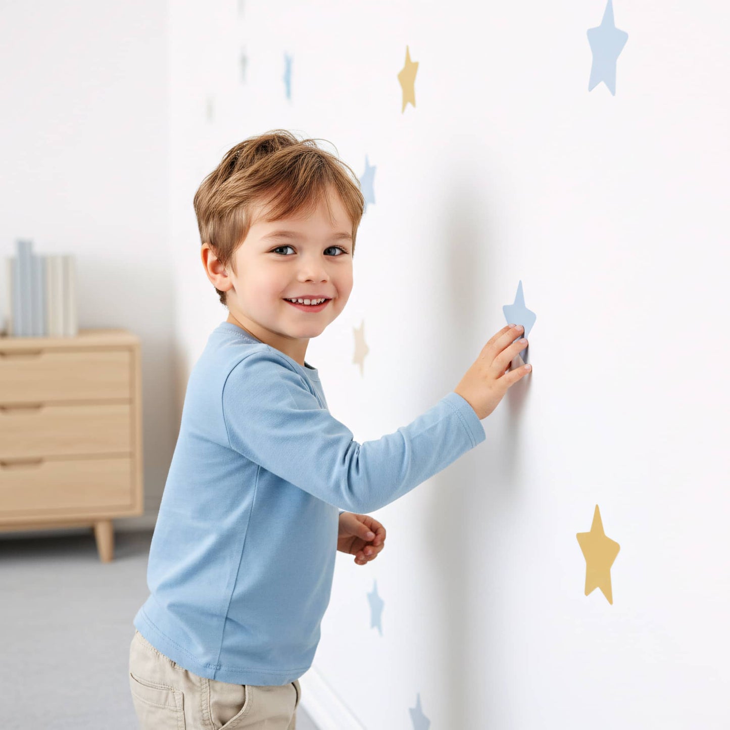 Gros plan sur les stickers étoiles bleu et doré, mettant en valeur la combinaison de couleurs sophistiquée pour la décoration murale de chambre d'enfant.