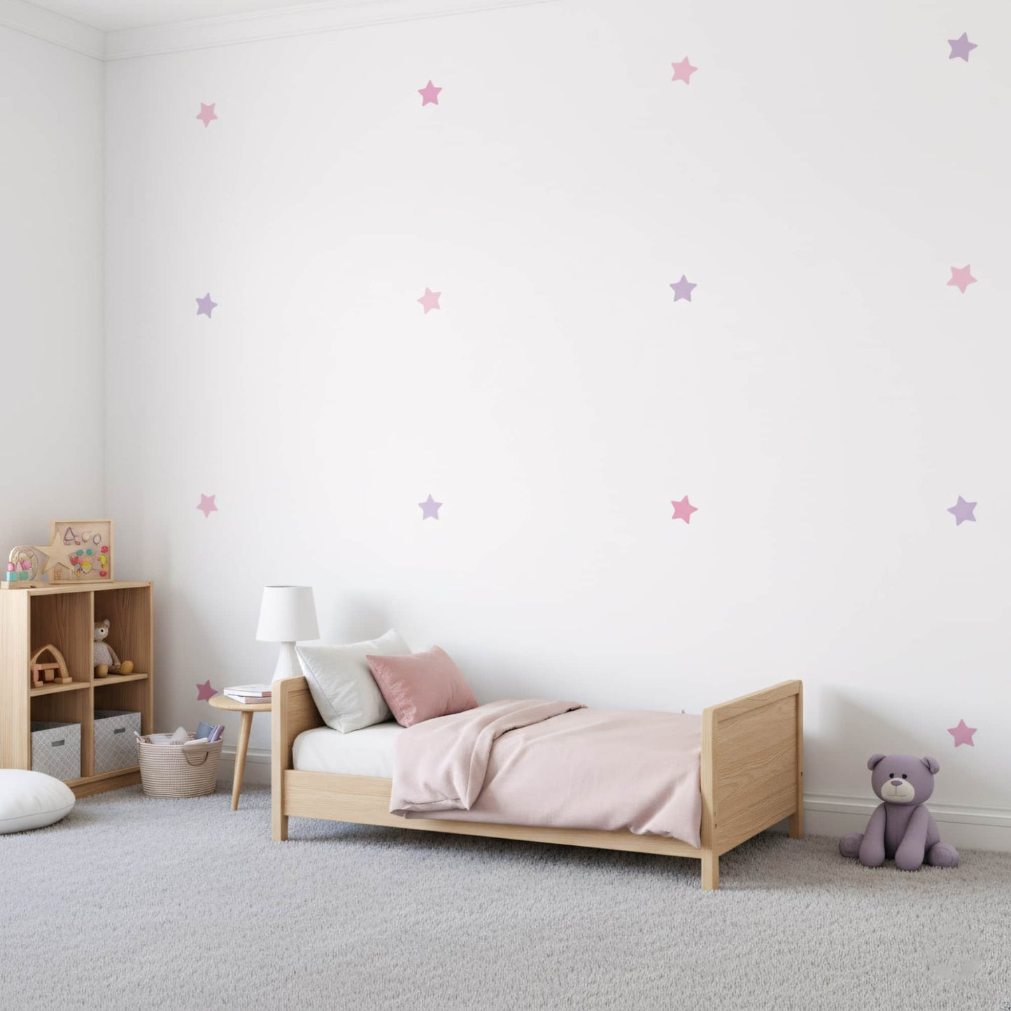 Stickers muraux étoiles rose bonbon pour décoration chambre enfant au Maroc, murs blancs et mobilier en bois.