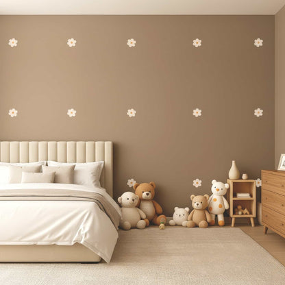 Stickers fleurs marguerites beiges sur un mur marron clair, une décoration murale douce et apaisante pour une chambre d'enfant au Maroc.