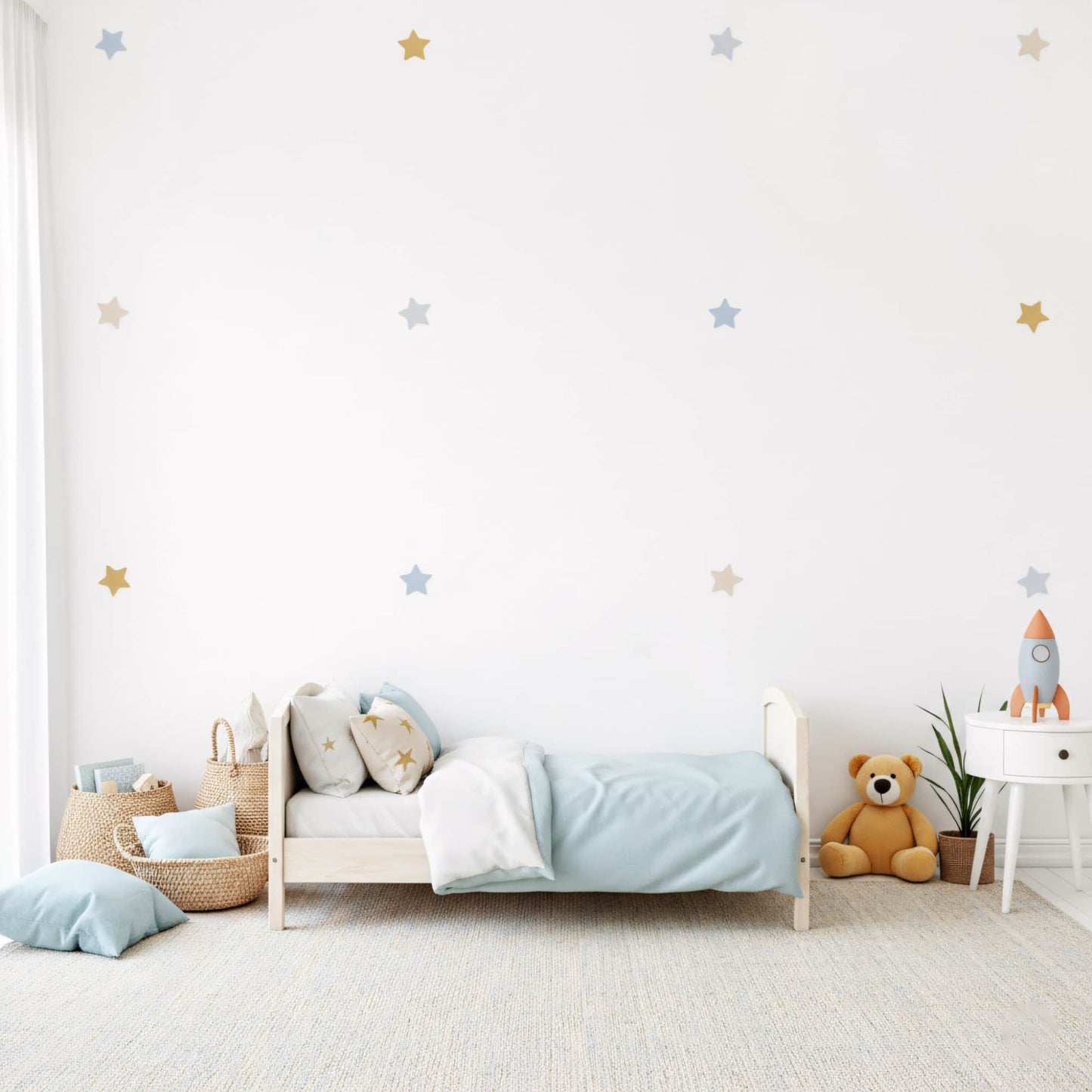 Stickers muraux étoiles bleu doré dans une chambre de bébé garçon, une décoration qui apporte une ambiance de ciel étoilé et apaisante.