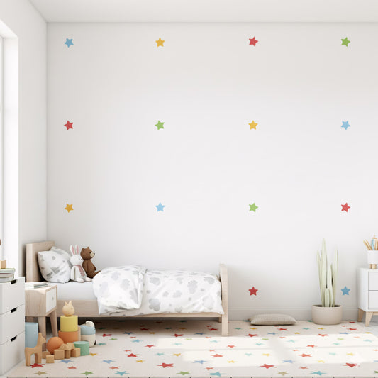Stickers muraux étoiles multicolores sur un mur blanc, un élément de décoration murale qui stimule l'imagination dans une chambre d'enfant au Maroc.