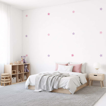 Lit double enfant avec stickers étoiles rose bonbon en décoration murale douce au Maroc.