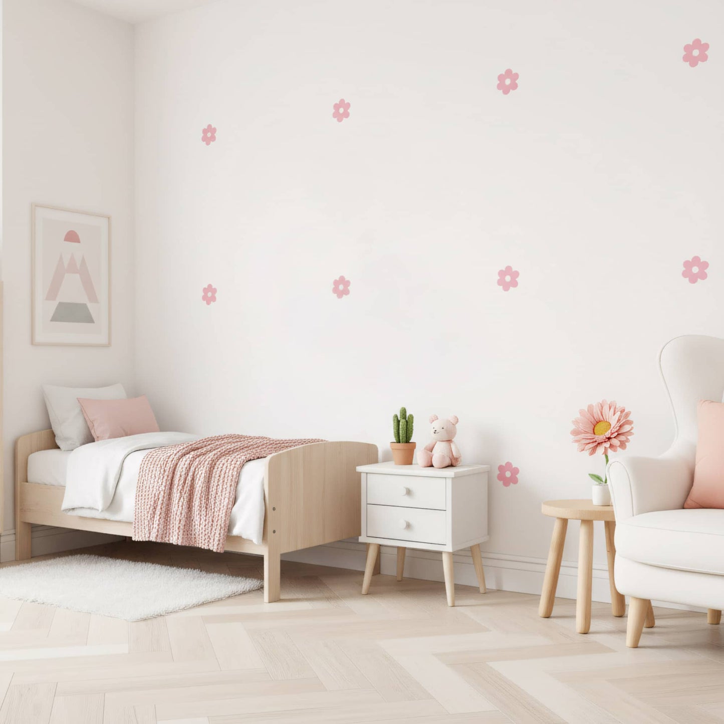 Un lit en bois et un tapis douillet dans une chambre d'enfant, mis en valeur par des stickers fleurs marguerites roses. Une décoration murale qui rend l'espace chaleureux et élégant au Maroc.