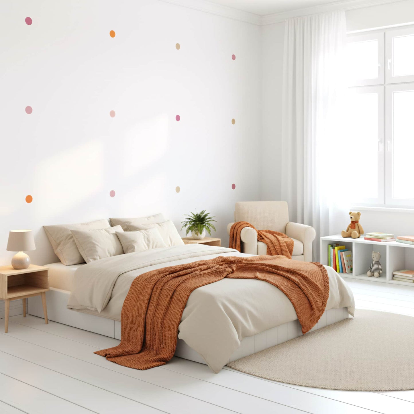 Des stickers muraux pois orange et beige, une décoration idéale pour une chambre de bébé au Maroc.