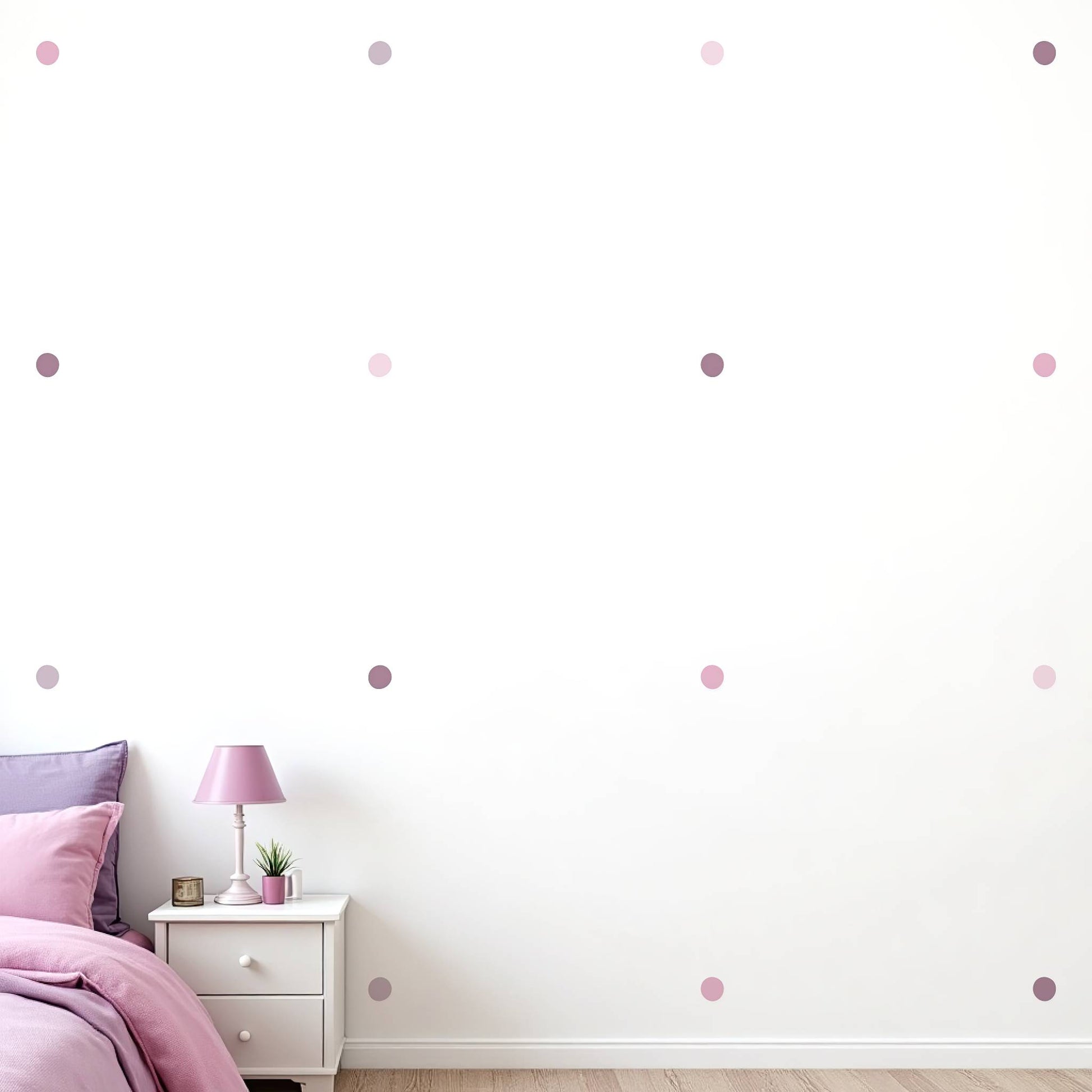 Chambre d'enfant décorée avec des stickers muraux pois ronds dans des teintes de violet et parme. Décoration murale pastel et apaisante pour nurserie ou chambre de fille.