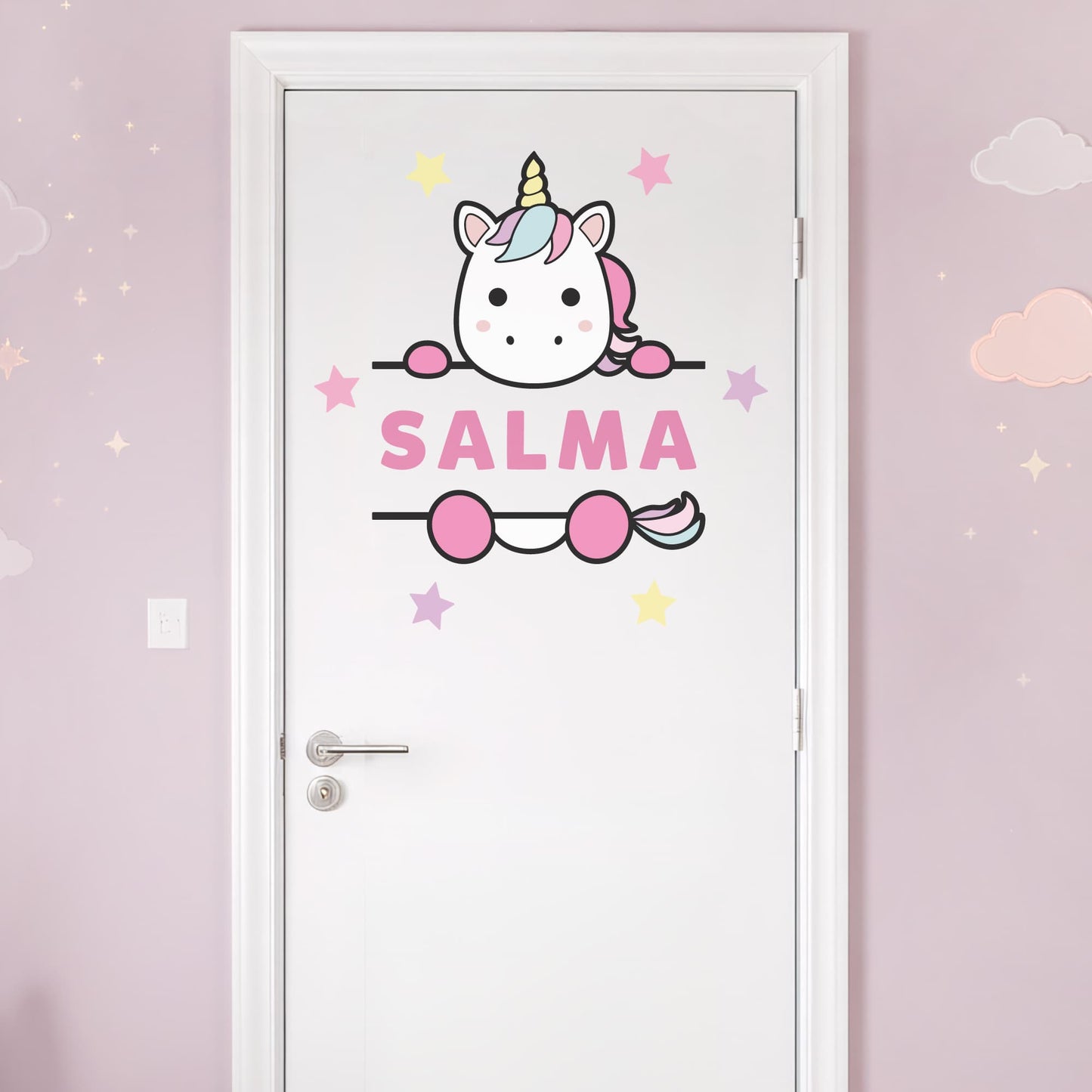 Gros plan sur le sticker prénom personnalisé Licorne aux couleurs pastel. Décoration porte de chambre d'enfant au Maroc.