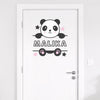Gros plan sur le sticker prénom personnalisé Panda sur une porte. Décoration porte chambre bébé ou enfant au Maroc.