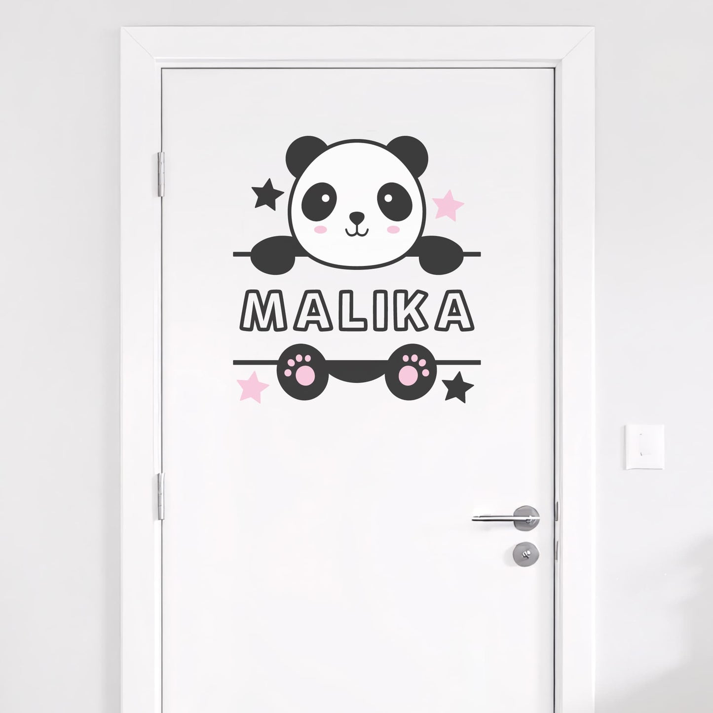 Gros plan sur le sticker prénom personnalisé Panda sur une porte. Décoration porte chambre bébé ou enfant au Maroc.