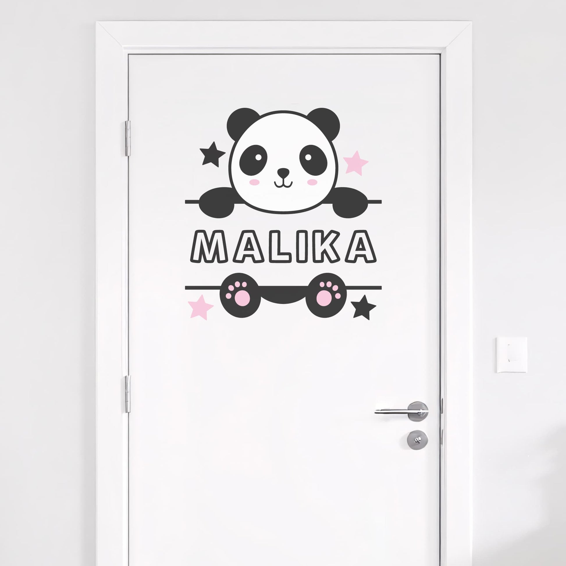 Gros plan sur le sticker prénom personnalisé Panda sur une porte. Décoration porte chambre bébé ou enfant au Maroc.
