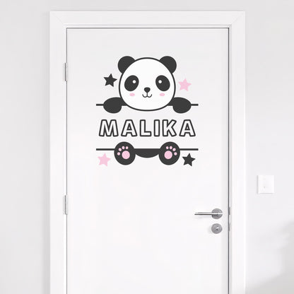 Gros plan sur le sticker prénom personnalisé Panda sur une porte. Décoration porte chambre bébé ou enfant au Maroc.