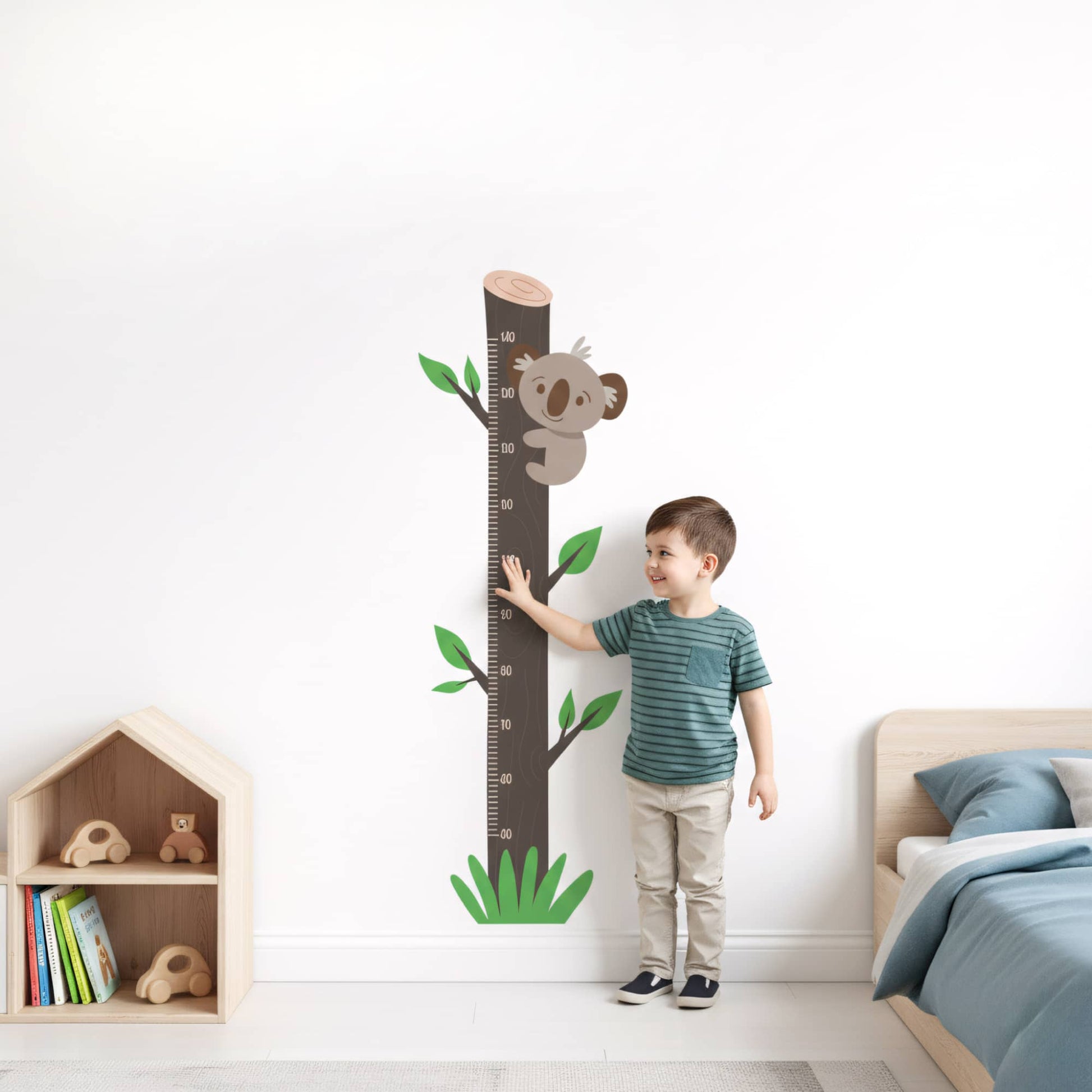 Enfant souriant devant la toise stickers muraux Koala Arbre, idéale pour la décoration de chambre d'enfant au Maroc.