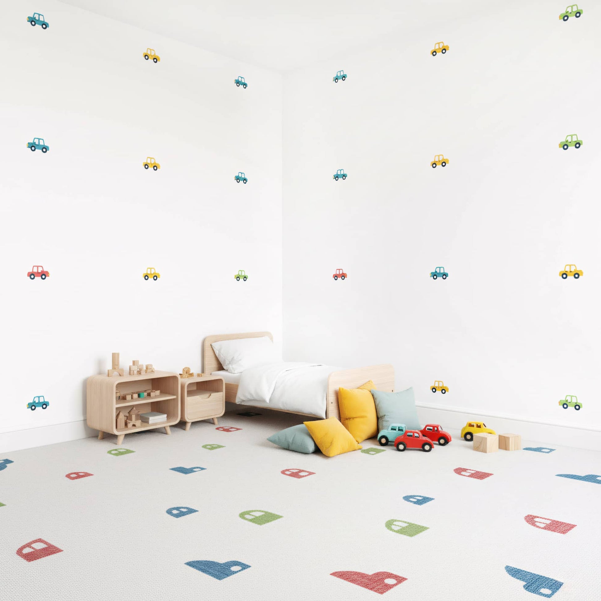 Décoration murale d'angle dans une chambre enfant au Maroc. Les stickers muraux voitures colorées créent un motif ludique. Multicolore