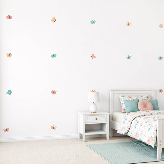 Idée de décoration murale pour chambre d'enfant avec lit blanc et stickers muraux papillons. Stickers discrets et élégants vendus au Maroc. Multicolore