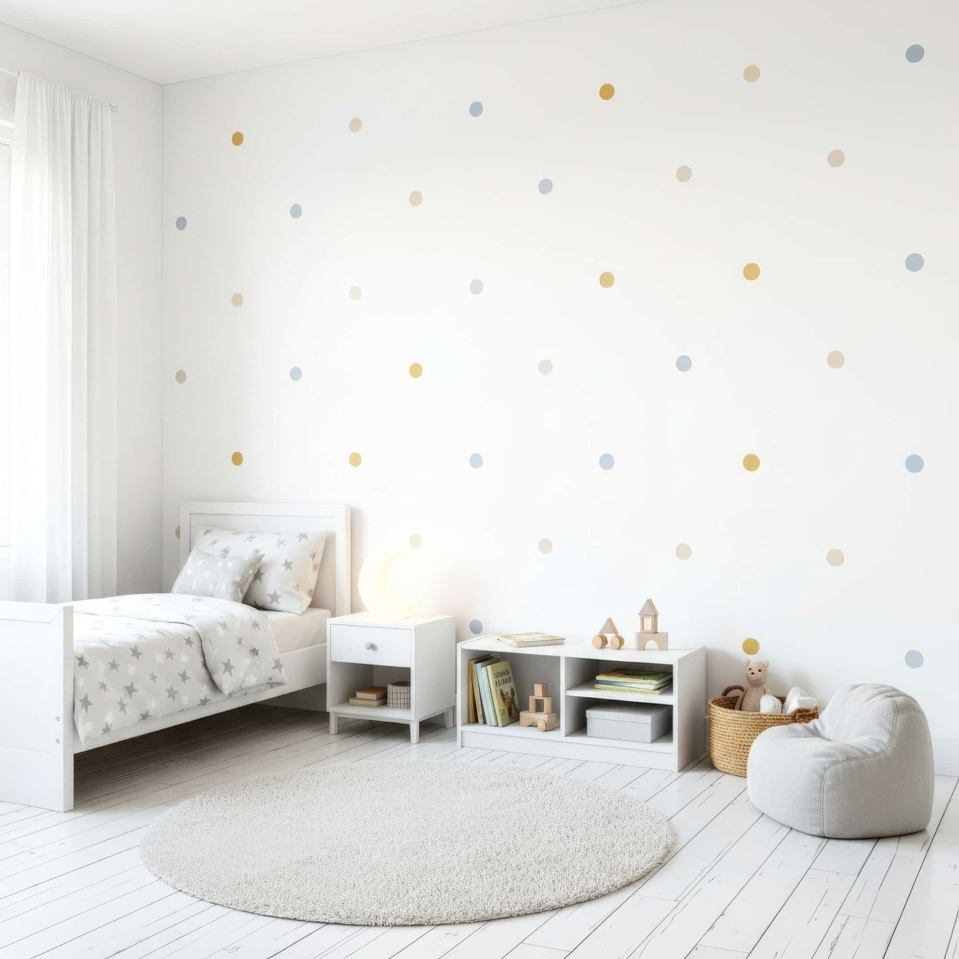 Stickers pois bleu et doré pour une décoration murale moderne et lumineuse. Parfait pour une chambre d'enfant et bébé chic et épurée au Maroc.
