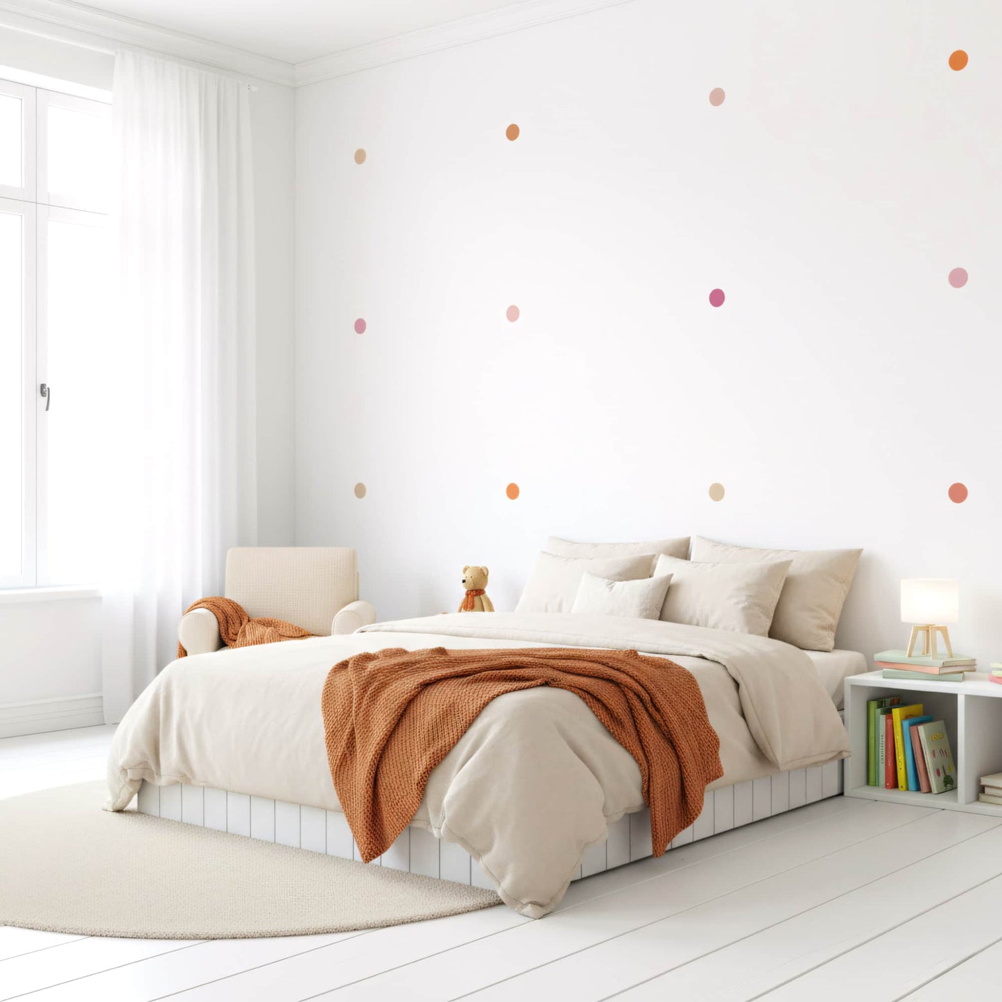 Stickers pois en orange et beige sur un mur blanc, créant une décoration murale tendance et apaisante pour une chambre d'enfant au Maroc.