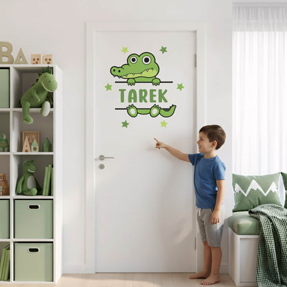 Stickers muraux prénom personnalisable Crocodile sur porte. Décoration murale et porte pour chambre d'enfant.