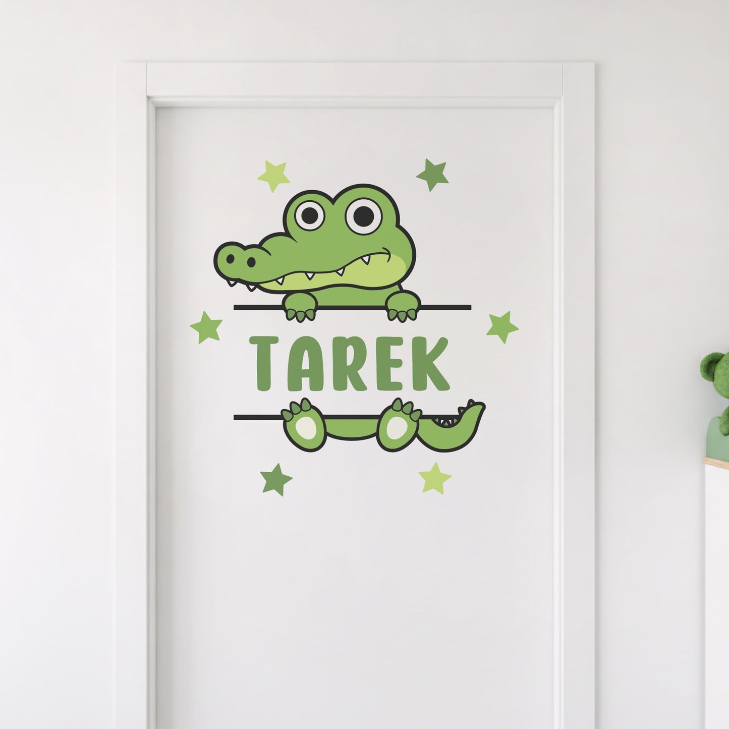 Gros plan sur le sticker prénom personnalisé Crocodile sur une porte blanche, décoration chambre enfant Maroc.