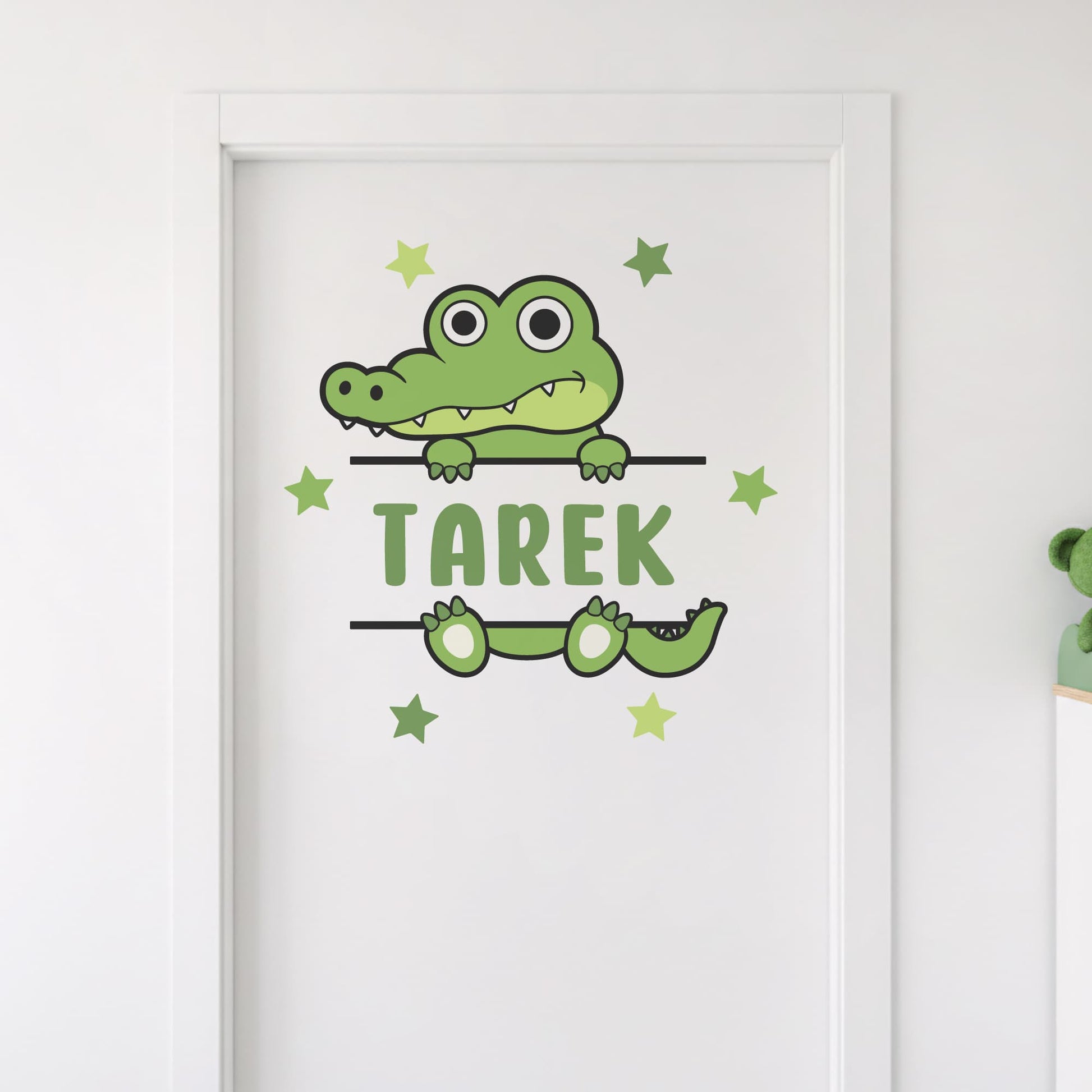 Gros plan sur le sticker prénom personnalisé Crocodile sur une porte blanche, décoration chambre enfant Maroc.
